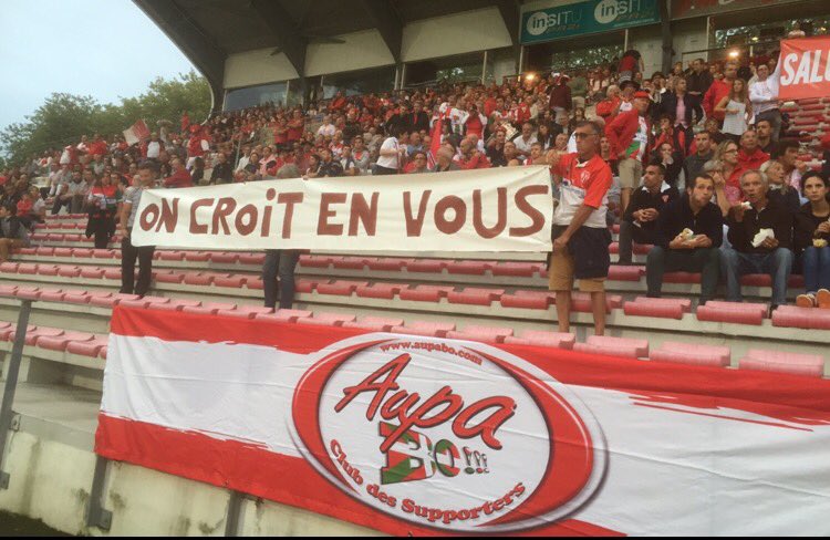 AupaBOAsso's tweet photo. "On croit en vous" les gars, encore &amp; encore !! Aupa BO 🔴⚪️ #LT #Banderoles #Aguiléra #AupaBO https://t.co/8Eiui8RBZg