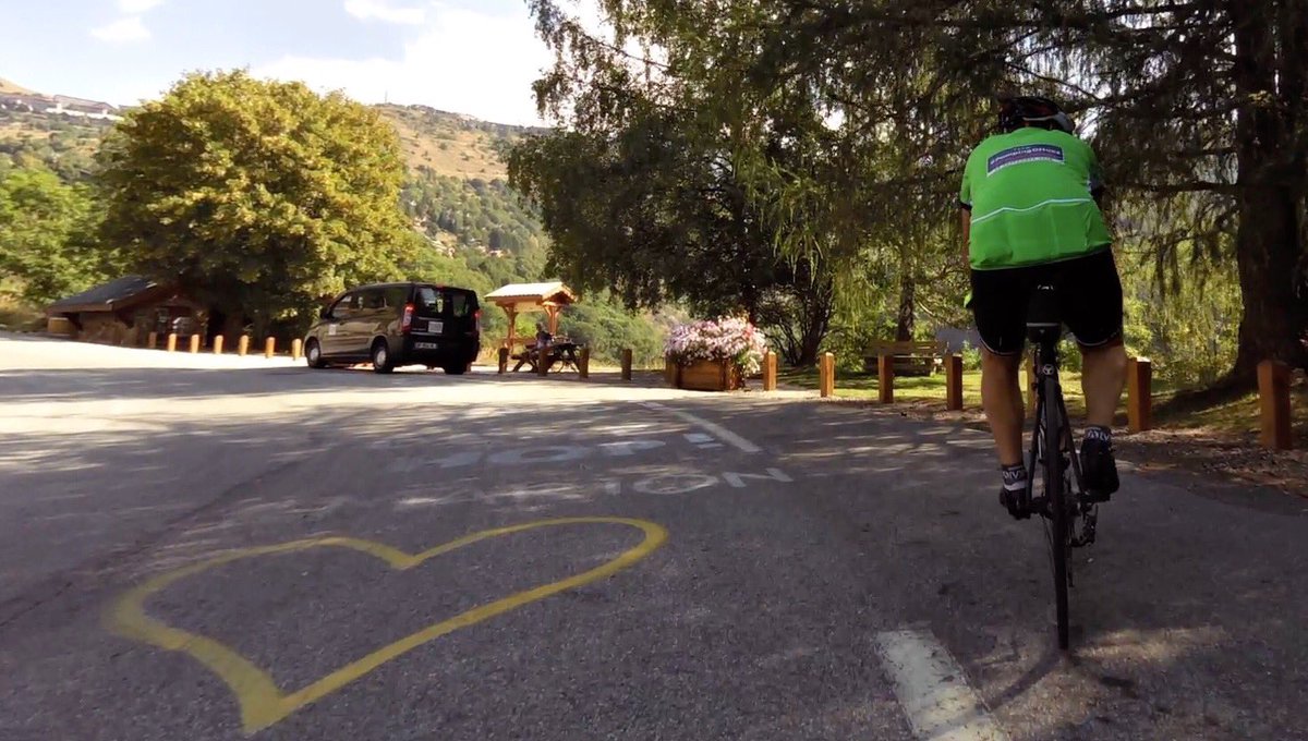 coeurcycliste's tweet photo. Great road art at Dutch Corner (corner 7) on Alpe d'Huez for #PumpingDHuez yesterday. https://t.co/moYhxjVbiW