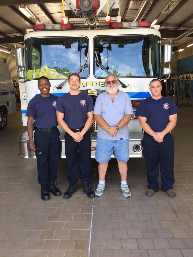 CountyLex's tweet photo. Oakwood Baptist Church dropped off BBQ and Chicken for our ๐! Thanks for the โค๏ธ ๐ #LexCoPS https://t.co/4WnJRq5Nd2