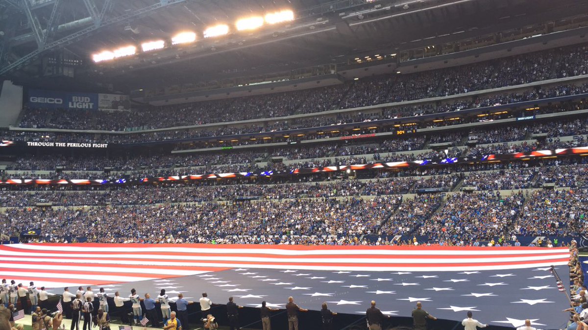 sophieraeshock's tweet photo. Thanks for a day of tailgating and watching the game, pops 💙👍🏼🏈 #freestuffisgoodstuff https://t.co/klRq8mt1Um