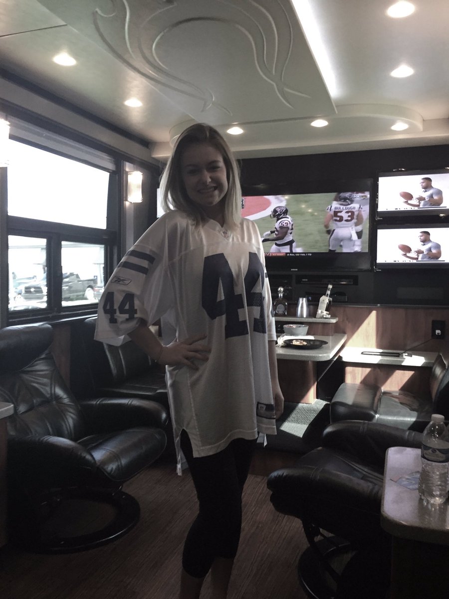 sophieraeshock's tweet photo. Thanks for a day of tailgating and watching the game, pops 💙👍🏼🏈 #freestuffisgoodstuff https://t.co/klRq8mt1Um