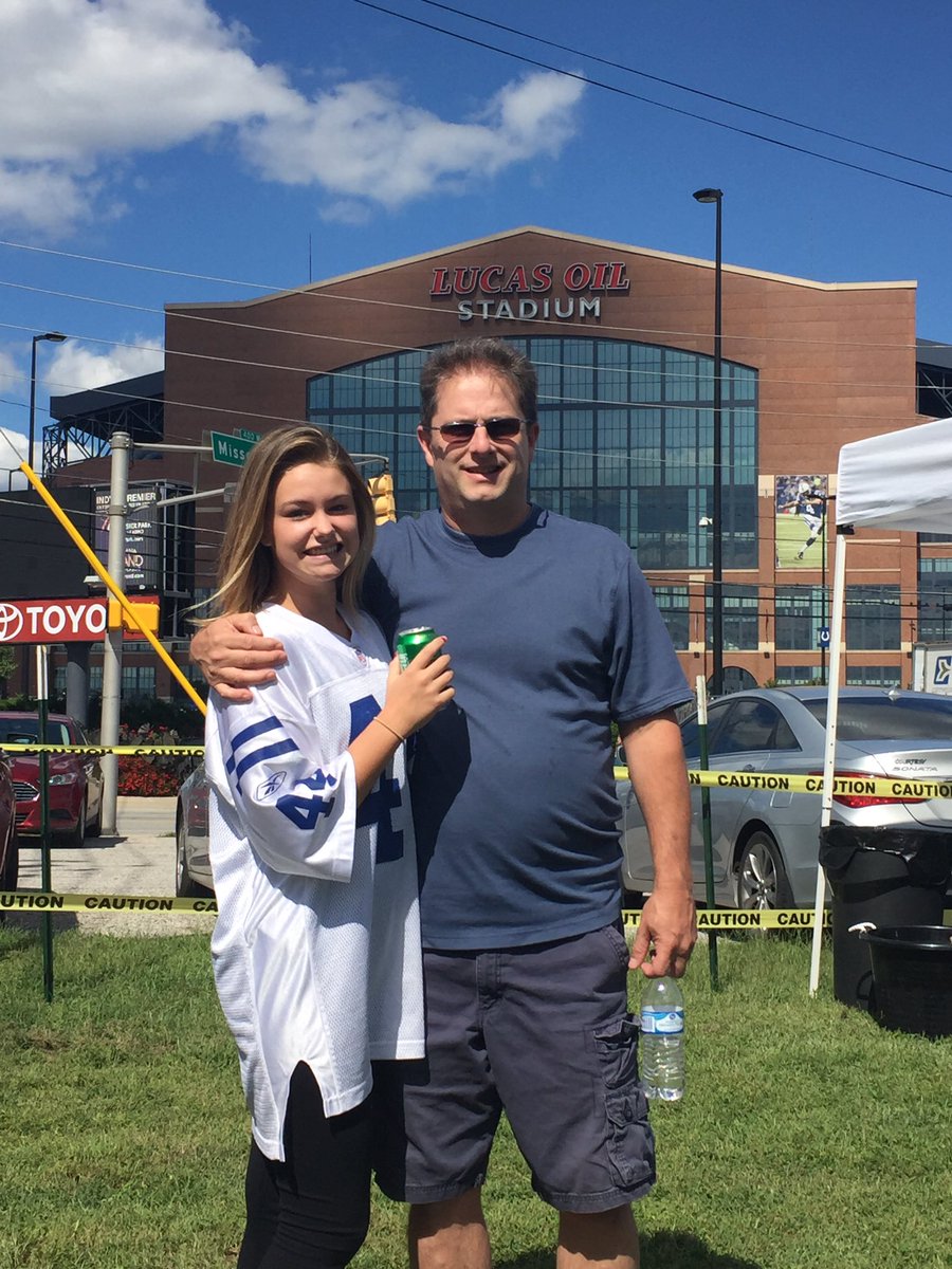 sophieraeshock's tweet photo. Thanks for a day of tailgating and watching the game, pops 💙👍🏼🏈 #freestuffisgoodstuff https://t.co/klRq8mt1Um