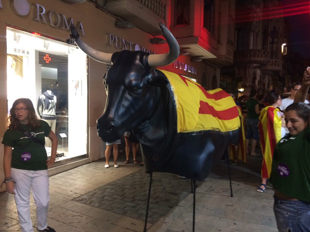 CUPTarragona's tweet photo. Més d'un miler de persones recorren #Reus per la independència i la desobediència! #11set2016 https://t.co/mseewzuKsM