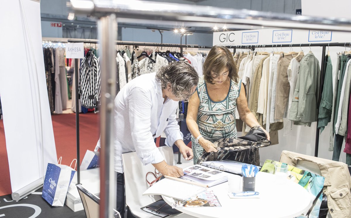 desalonsbcn's tweet photo. No podíamos acabar mejor el último día de feria! #trabajando #atope @MOMADMadrid #stand #design #gic @desalonsbcn https://t.co/p9ldaHxVfN