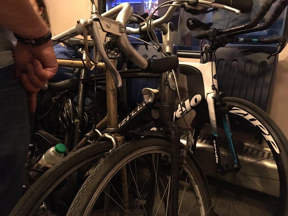 HtbaaNl's tweet photo. Worst decision ever - time trial bike in @NS_online #treinleven trains are packed to the roof! No changes in 10 yr! https://t.co/N7ZNpUiGHb