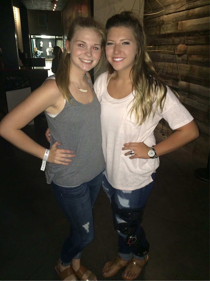 _alzzz's tweet photo. happy birthday to my forever big💓💓💓💓 you rock and i hope you have the best day!!! #halfemptyorhalffull @Sarahhreberr https://t.co/Nfc1koJfNE