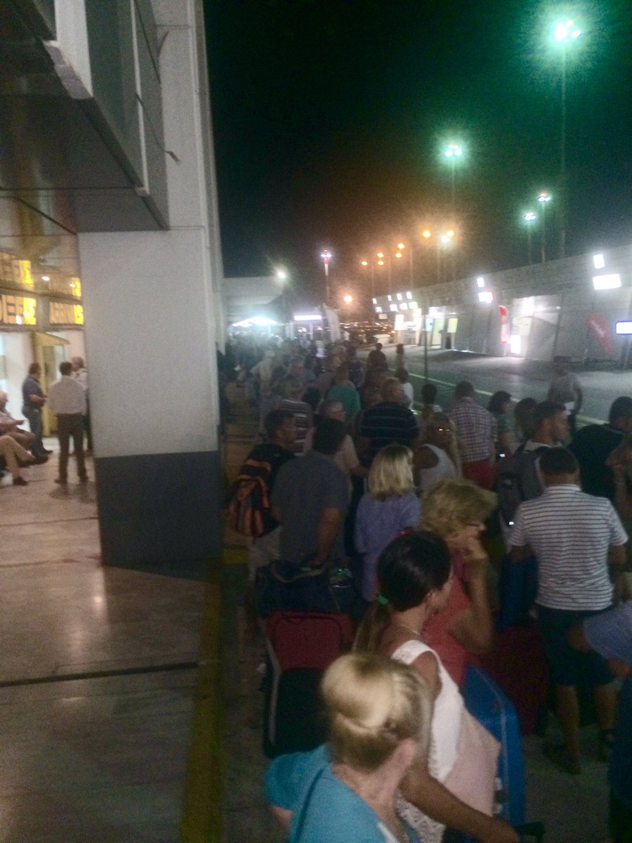 lella_93's tweet photo. @ThomsonHolidays @TUIGroup @FirstChoiceUK currently outside waiting over 40mins delay inevitable #sortitout #crete https://t.co/UhO6STs4BZ