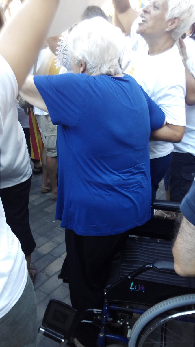 enricsicra's tweet photo. #apunt amb cadira de rodes aquesta dona s'ha aixecat per cridar en el moment oportú. #independencia #tram40 https://t.co/yoIltu05nb