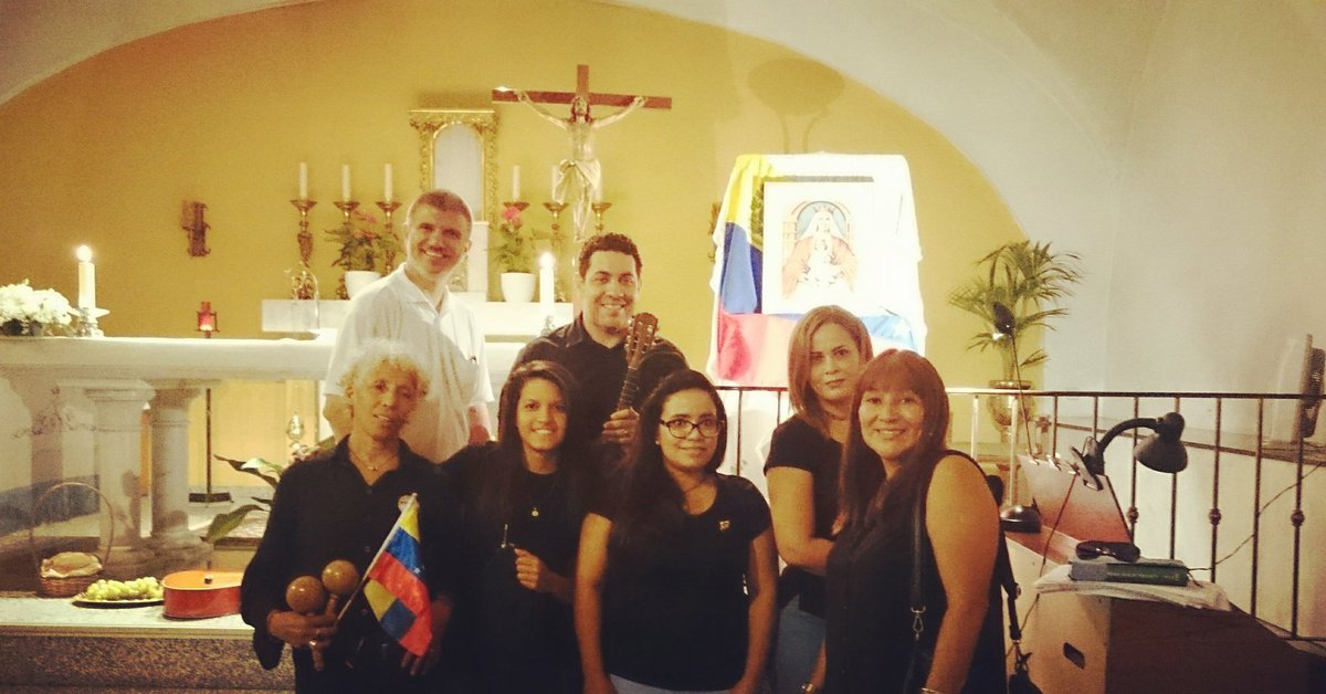 Ensamble4BCN's tweet photo. El @Ensamble4BCN  junto al @ensambletepuy en la misa en honor a La Virgen de Coromoto. #músicavezolanaenbarcelona https://t.co/CK1YjSKhHO