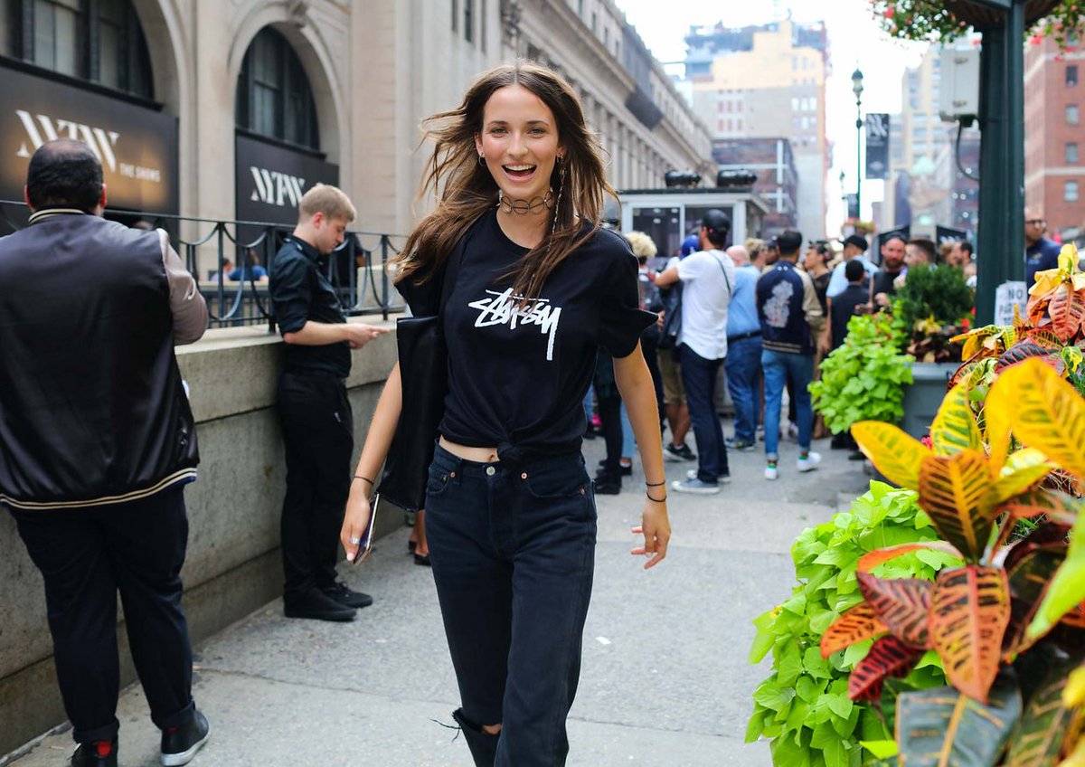 voguemagazine's tweet photo. See our favorite street style moments from #NYFW so far: https://t.co/J61jLO0S5W https://t.co/J3QFcfj3zV