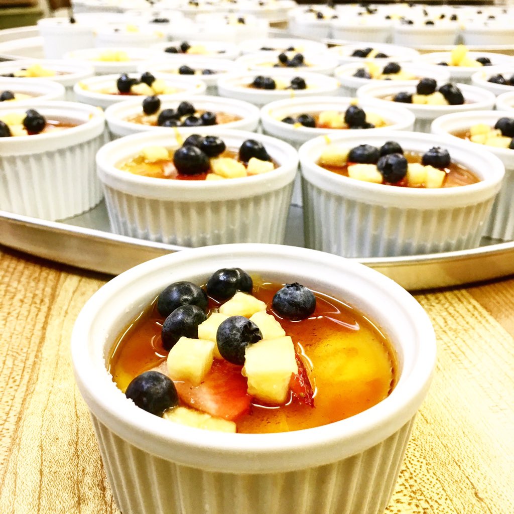 kingcateringTO's tweet photo. Crème brûlée topped with fresh strawberries, blue berries and pineapple. #KingCatering #wedding  #catering #blogto https://t.co/X3tF28EpDE