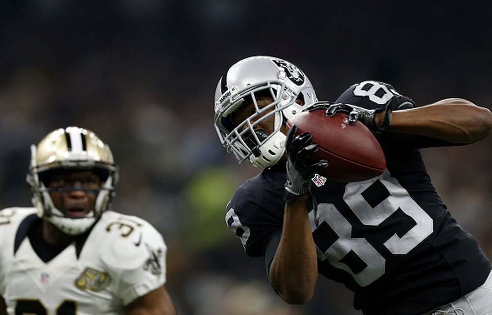 ESPNNFL's tweet photo. Raiders BACK! 

Oakland goes for two and ties up New Orleans at 27-27. https://t.co/rJUXkW02fy