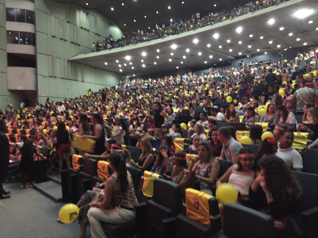 jc_pe's tweet photo. #BlogCriancada Teatro Guararapes lotado para o show de #cumplicesdeumresgate! https://t.co/3bNsAYJ57U