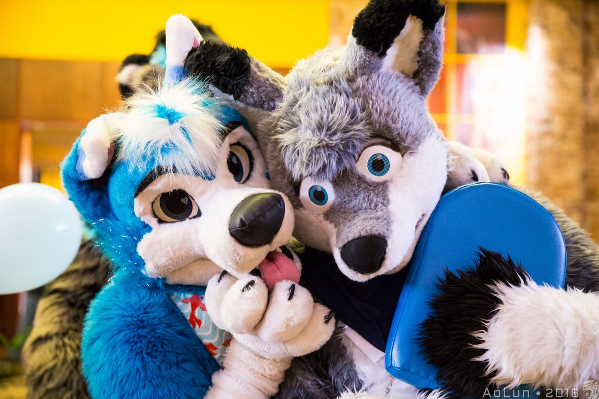 KyashKT's tweet photo. Having an intense popsicle conversation with @Blusicurl <333
#RMFC2016 (Photo by @AoLun8) https://t.co/tahU99RcYZ
