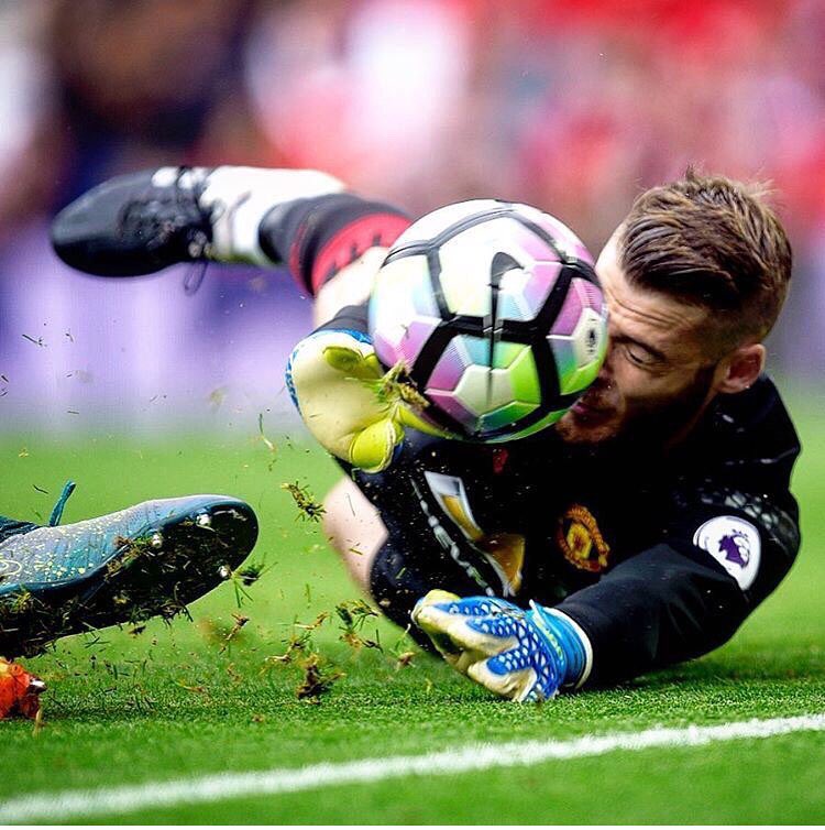 D_DeGea's tweet photo. A match to learn, a season to win.
Un partido para aprender, una temporada para ganar. #MUFC 🔴🔴 https://t.co/V8qoLOqcJi