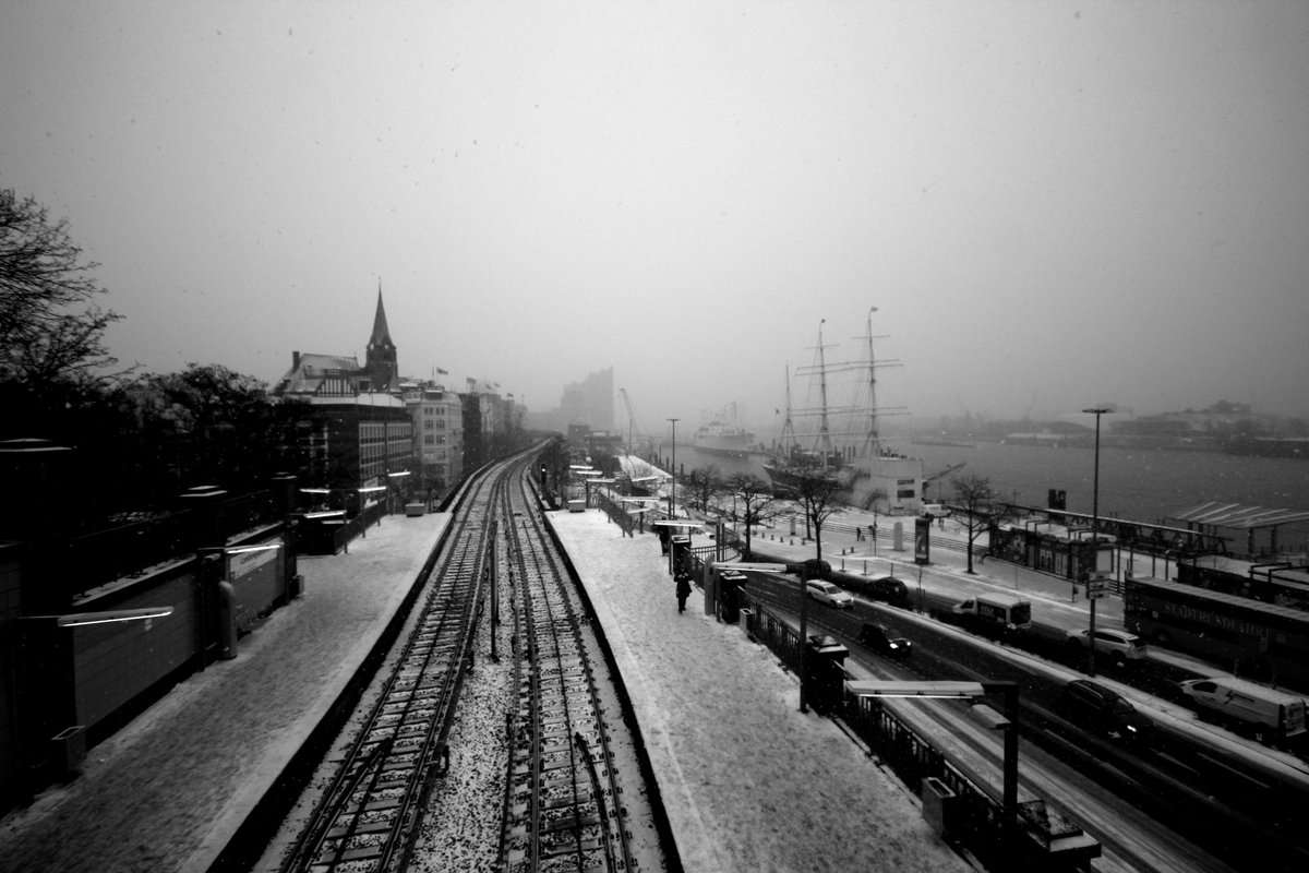 Yannick_lange's tweet photo. Freezing cold day in Hamburg but the pain for the picture was it worth #PursuitoftheShot @CanonPhotokina https://t.co/9V1v4OvkNJ