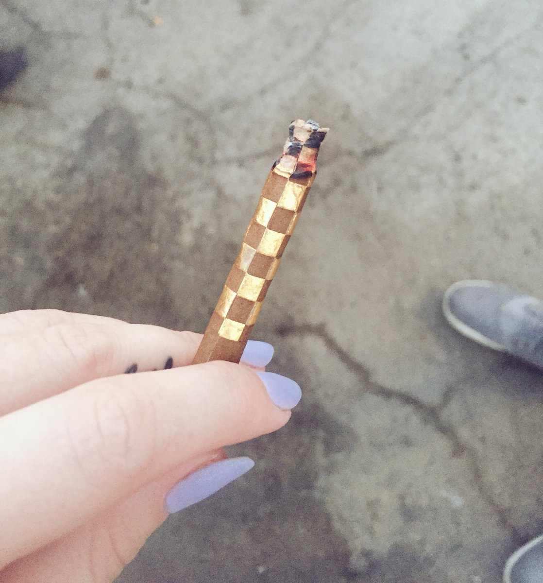 ChyMarie_0823's tweet photo. 14k Gold Bleezy ✌😙💨💛
#baked #14kgoldblunt #popupsesh #girlswhosmokeblunts https://t.co/5EVL2J9mZ1