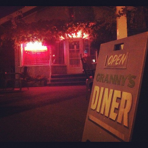 nereafindshook's tweet photo. Day 86: if you could live in SB where would you work?❤
Granny's diner
#100daysofOUAT https://t.co/gmLEN4uALJ