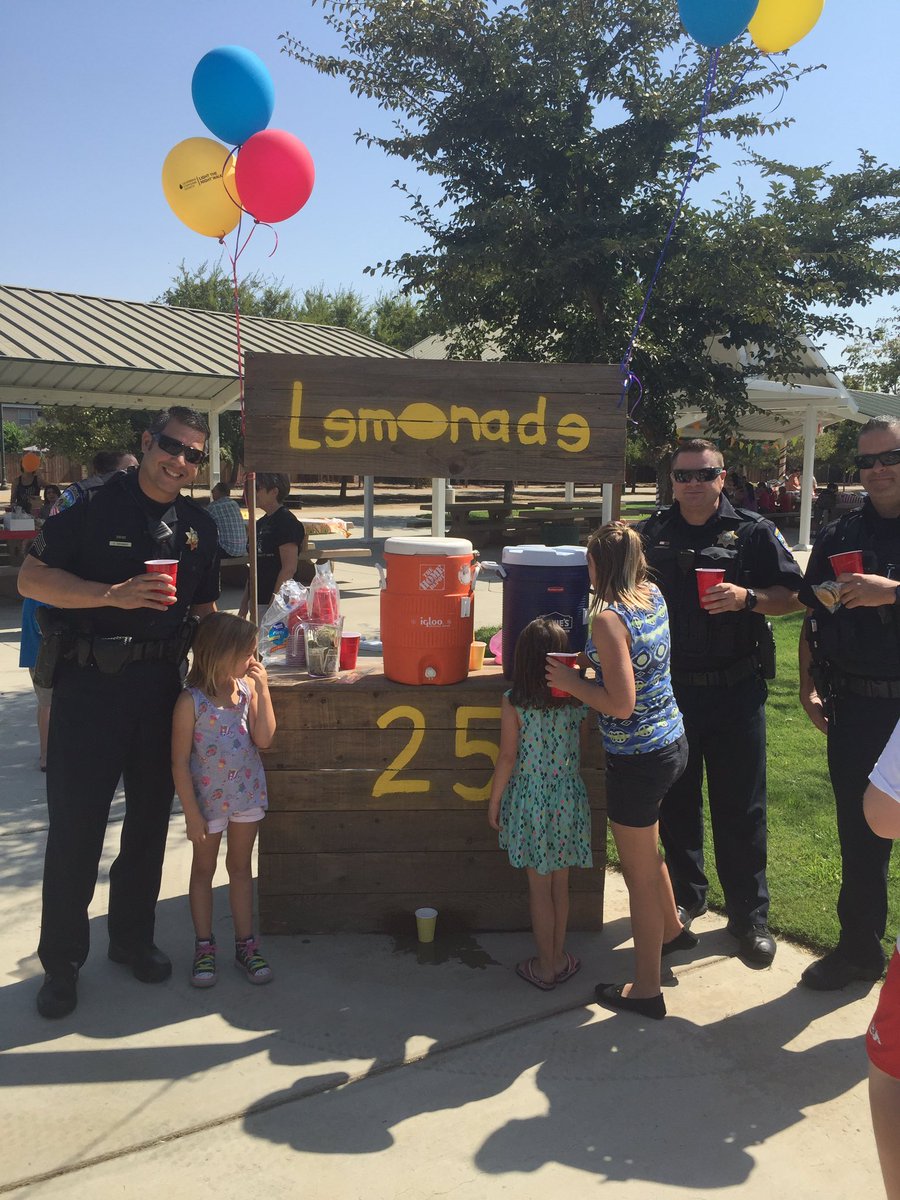 ClovisPolice_CA's tweet image. #ClovisPD Officers today at Madyn's lemonade stand fundraiser to support  Leukemia/Lymphoma Society.  #LLS