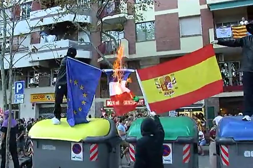 Queman fotos del Rey y páginas de la Constitución en la manifestación anticapitalista de la Diada CsGaPdXWEAEt3mj