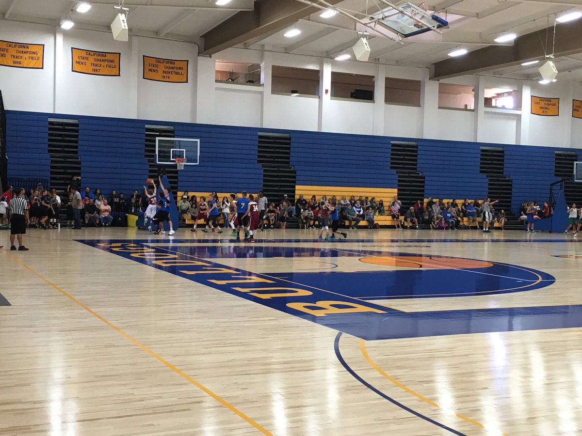 CoachTyAye's tweet image. @HancockCollege Men&apos;s Basketball Fall League. Packed house on Day 1!  #BulldogNation #CommunityHoops