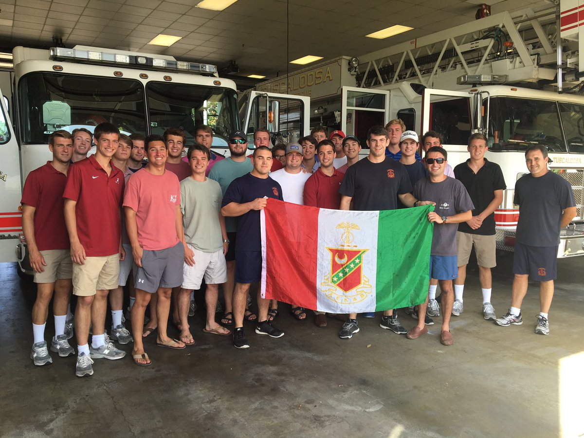 UofAKappaSigma's tweet photo. Beta Chapter stoping by local first responders w/ pizza and hand written thank you @KappaSigmaHQ #KappaSigmaCares https://t.co/I7sfbvHK5u