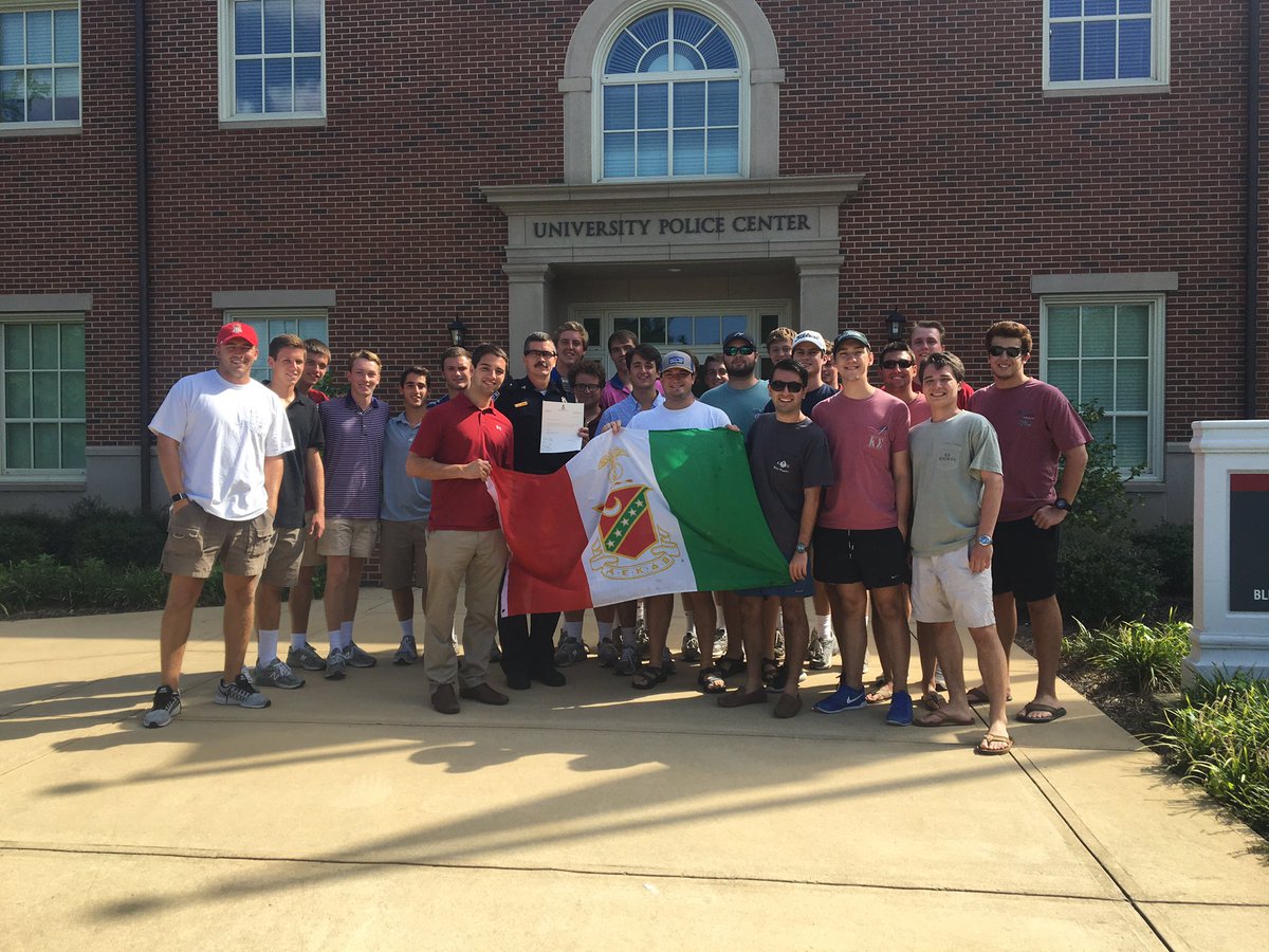 UofAKappaSigma's tweet photo. Beta Chapter stoping by local first responders w/ pizza and hand written thank you @KappaSigmaHQ #KappaSigmaCares https://t.co/I7sfbvHK5u