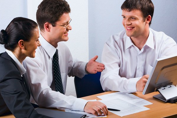 To build a strong #projectteam, #communicate early and often and focus on cooperation. hubs.ly/H048_330