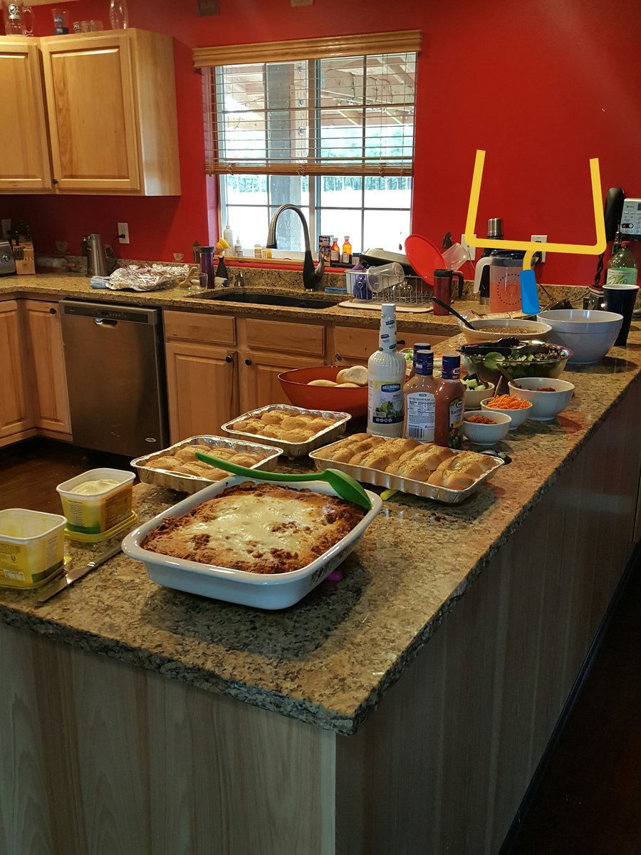 mamadean02's tweet photo. #SeattleSeahawks football, food and friends https://t.co/Hdm4dKVkbh
