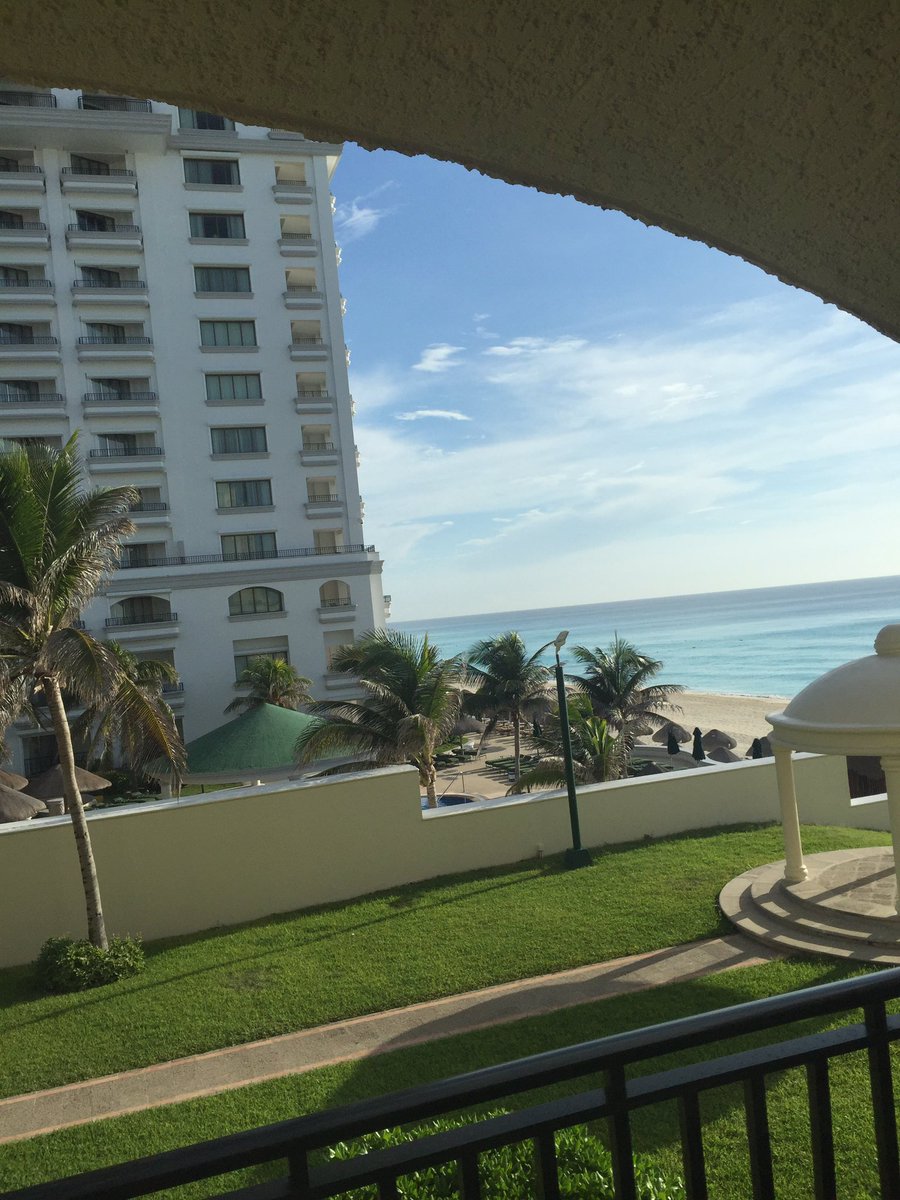 Happy Sunday ..  💃🏿👙🌴🍸👠✈️❤️😎