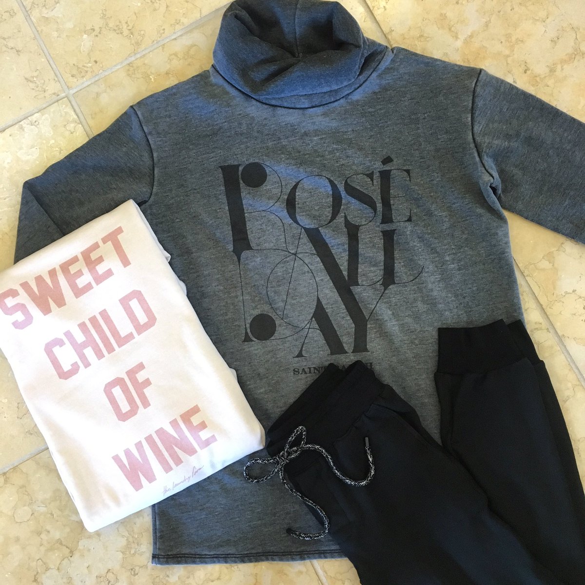 bridgettestyler's tweet photo. Rosé all day in the perfect loungewear 🌹🍾🍷 #roseallday #sweetchildofwine #sosoft https://t.co/bupCYhzjVf