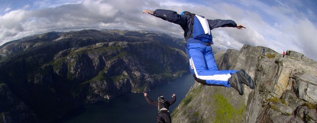 mambombuti's tweet photo. La Strage degli Uomini Volanti 
https://t.co/ruNjqcCebO
Il Base Jumping è pura follia? Via @NatGeoItalia @hookii_it https://t.co/W8bIuszTT1