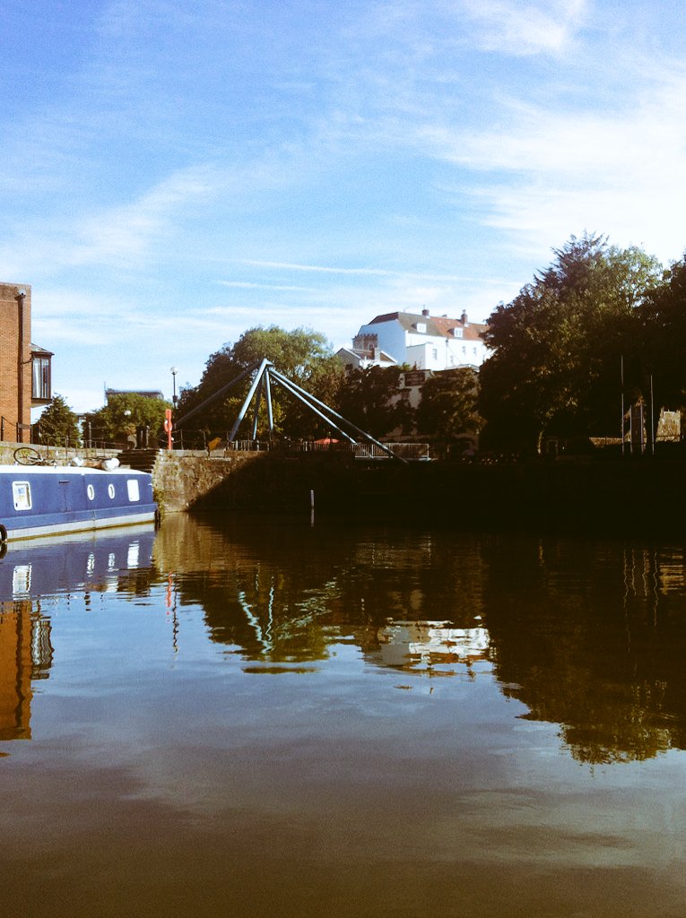 BCSRnewsfeed's tweet photo. #SundayMorning blue skies : a gentle row to start the day at Bathurst Basin #rowing #bristol #friendlyWaters https://t.co/tsmE5Jo83M