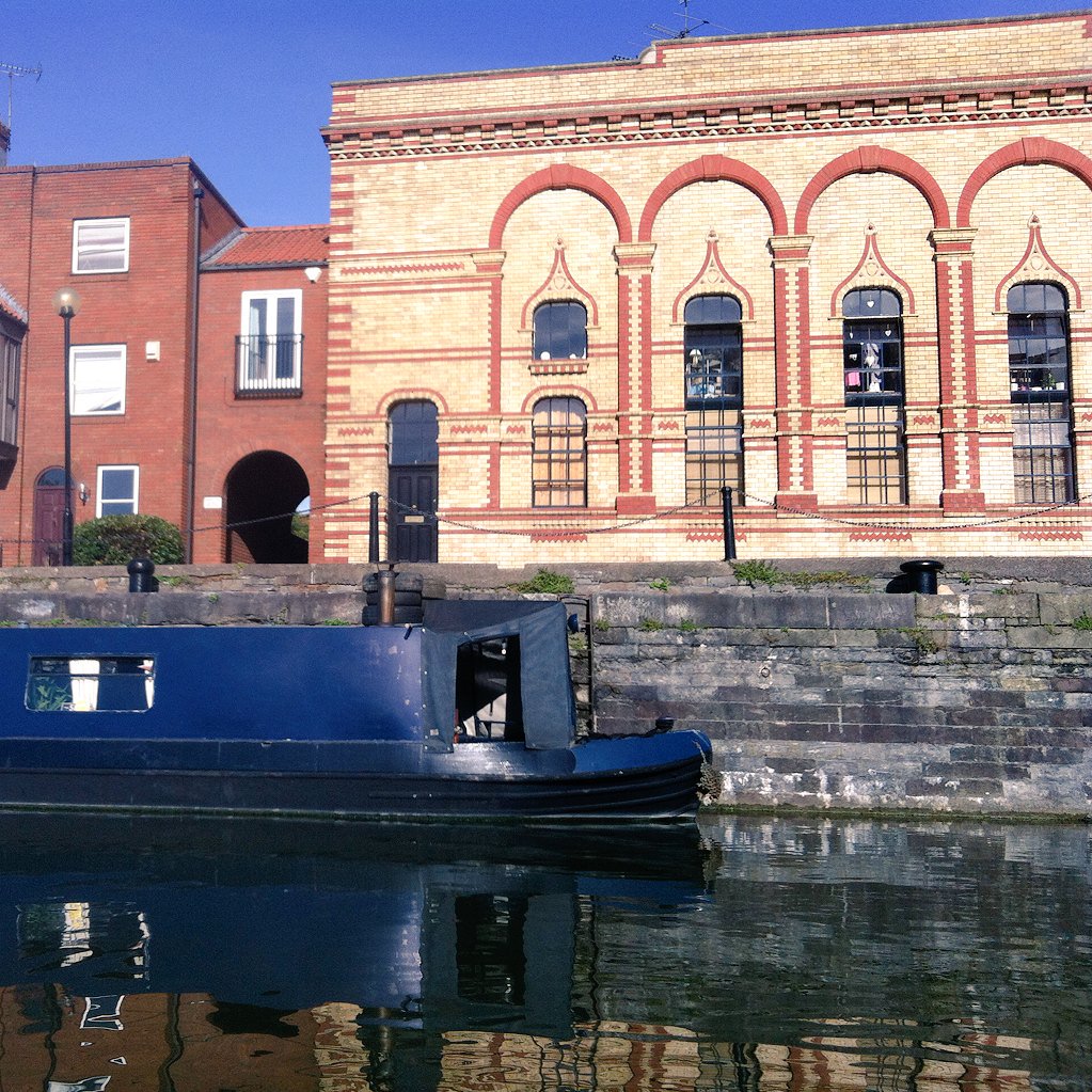 BCSRnewsfeed's tweet photo. #SundayMorning blue skies : a gentle row to start the day at Bathurst Basin #rowing #bristol #friendlyWaters https://t.co/tsmE5Jo83M