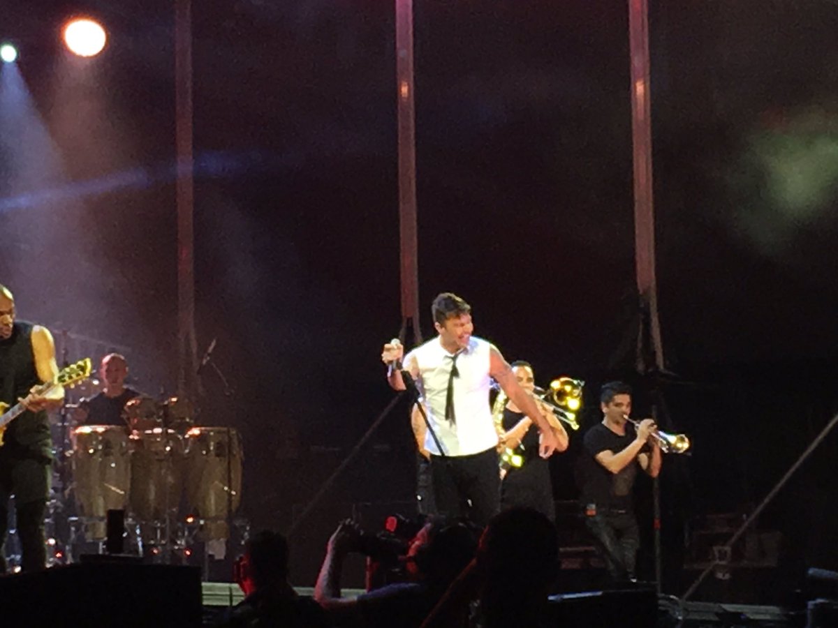 Julia_Garcia_30's tweet photo. Todavía con la sonrisa en la cara 😊 @ricky_martin #RickyMartin #OneWordTour https://t.co/Vfcknu0WvZ