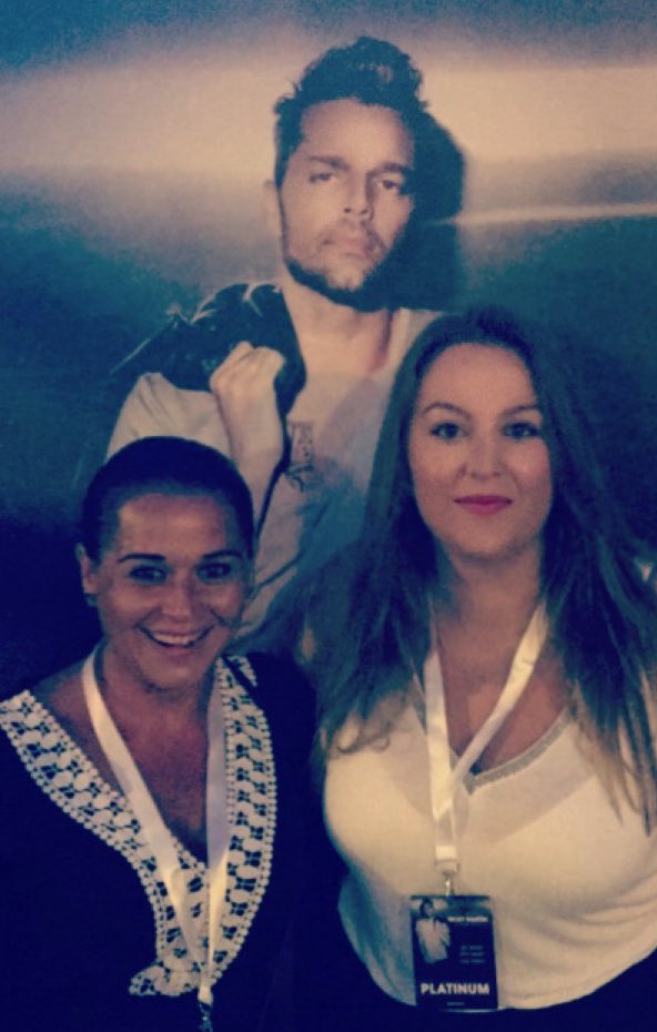 Julia_Garcia_30's tweet photo. Todavía con la sonrisa en la cara 😊 @ricky_martin #RickyMartin #OneWordTour https://t.co/Vfcknu0WvZ