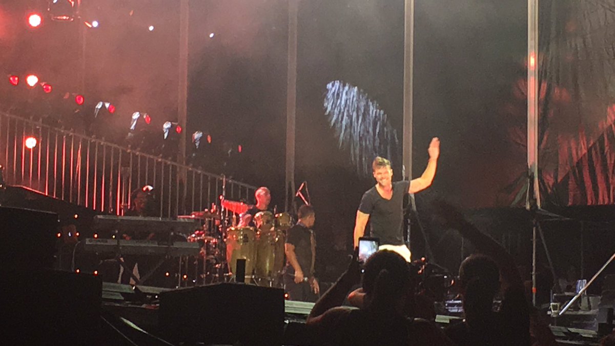 Julia_Garcia_30's tweet photo. Todavía con la sonrisa en la cara 😊 @ricky_martin #RickyMartin #OneWordTour https://t.co/Vfcknu0WvZ