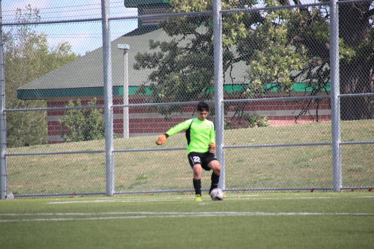 AYSC2002OPDL's tweet photo. Keeper Massimo in today's match v @Glen_Shields @CoachCiampa @jazboysg @aysc64 @osa @YorkRegionSA #opdl https://t.co/6cGFA54fpi