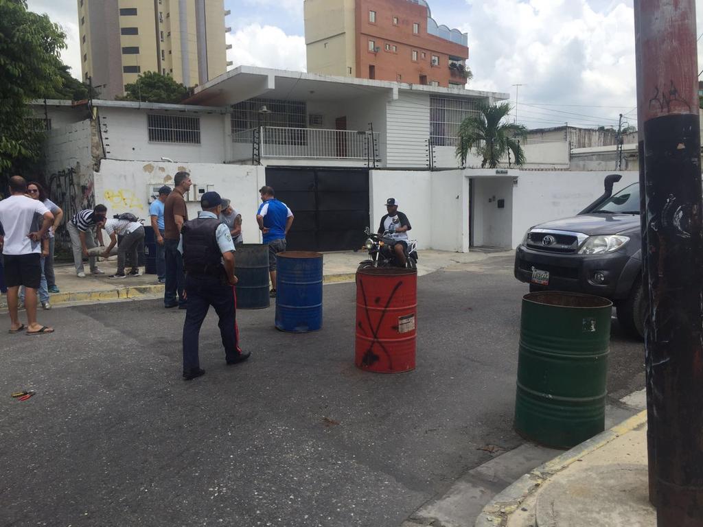 alexandrafranco's tweet photo. @TareckPSUV y @AlcaldePedroB1 Vecinos de la Urb. La Soledad están hartos de tanta delincuencia. Exigen respuesta ya! https://t.co/yKt8l39VmO