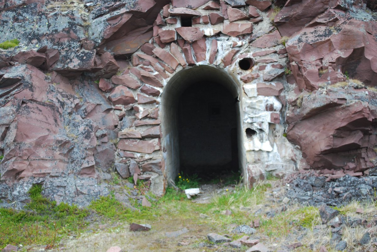 angelsnow1987's tweet photo. Huleinngang fra krigens daga i Kiberg #kiberg #hule #Finnmark https://t.co/KiYcMB9dBC