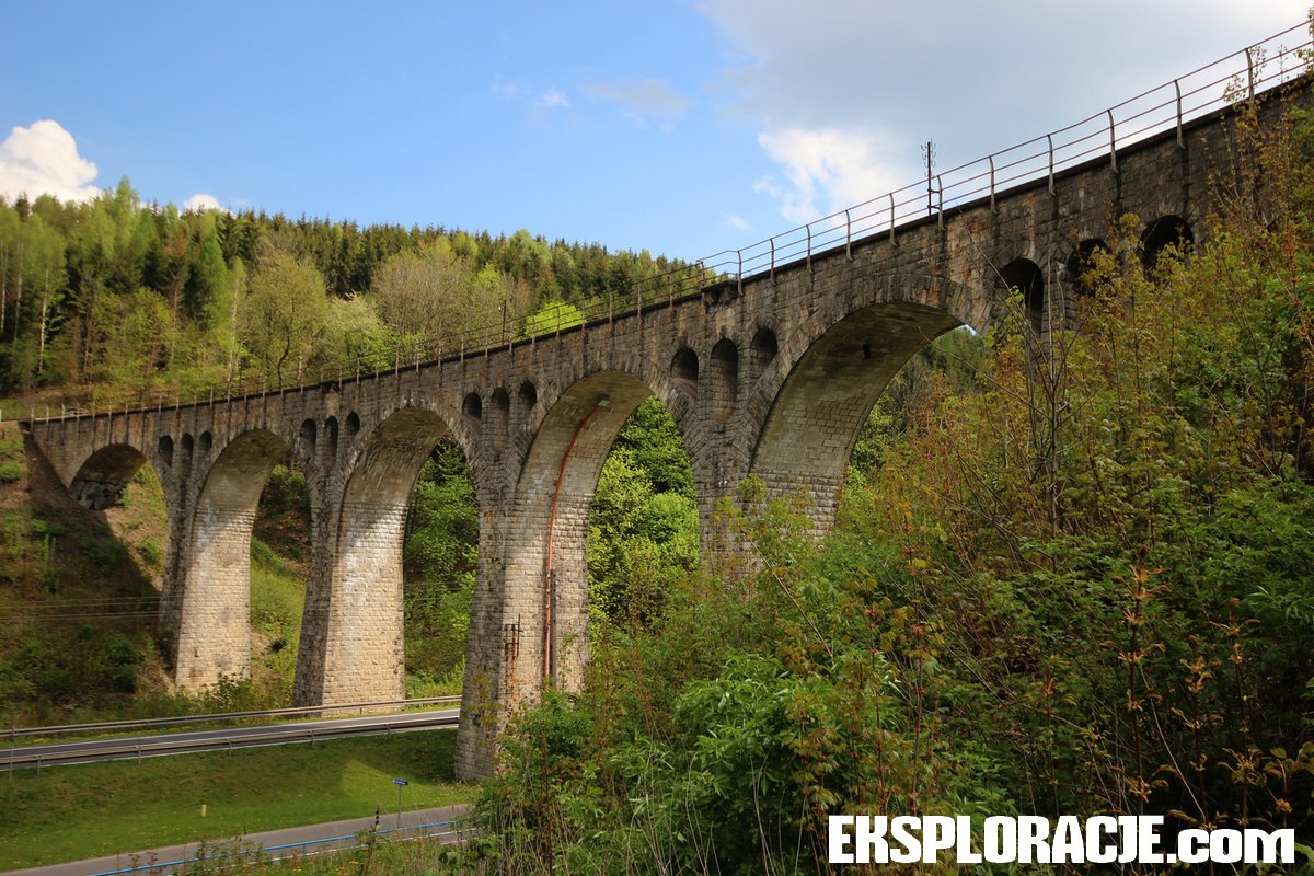 Wciąż używany kamienny wiadukt kolejowy z 1905 roku. Więcej informacji oraz zdjęć na stronie, zapraszam!