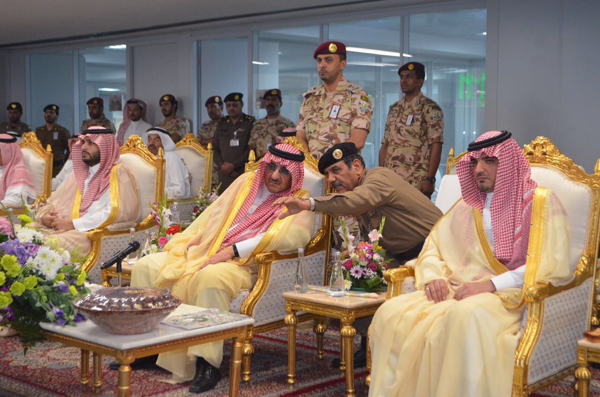SaudiNews50's tweet photo. لقطات من تفقد ولي العهد سير العمل في مركز العمليات الأمنية911 .

#السعودية #الحجاج #الحج

- https://t.co/ylbmY4Eb6U