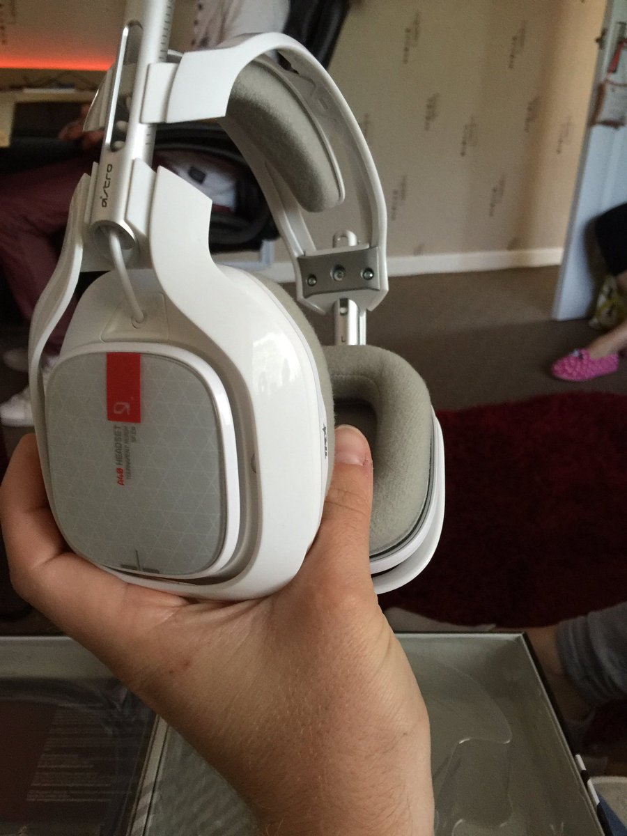 jordanforza's tweet photo. New white pair @ASTROGaming https://t.co/zhIh57bH9b