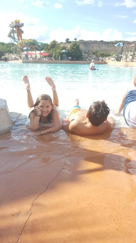 escee08's tweet photo. Enjoying #waterpark @SF_FiestaTexas last day of season! #SATX #SixFlags #WaterFun #SummerIsntOver #CantuFamFitness https://t.co/AueuARUSak