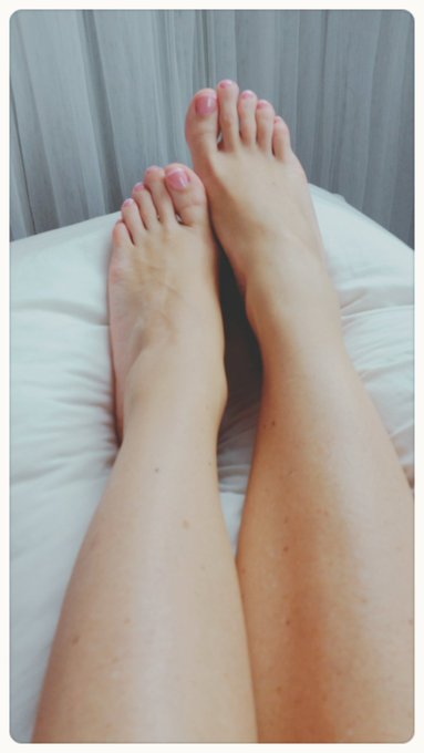 1 pic. #feetfetish #feetselfie #frenshpedicure #pedicura #barefeet @piesfamosaspty @sub_sv  @feetfetishim