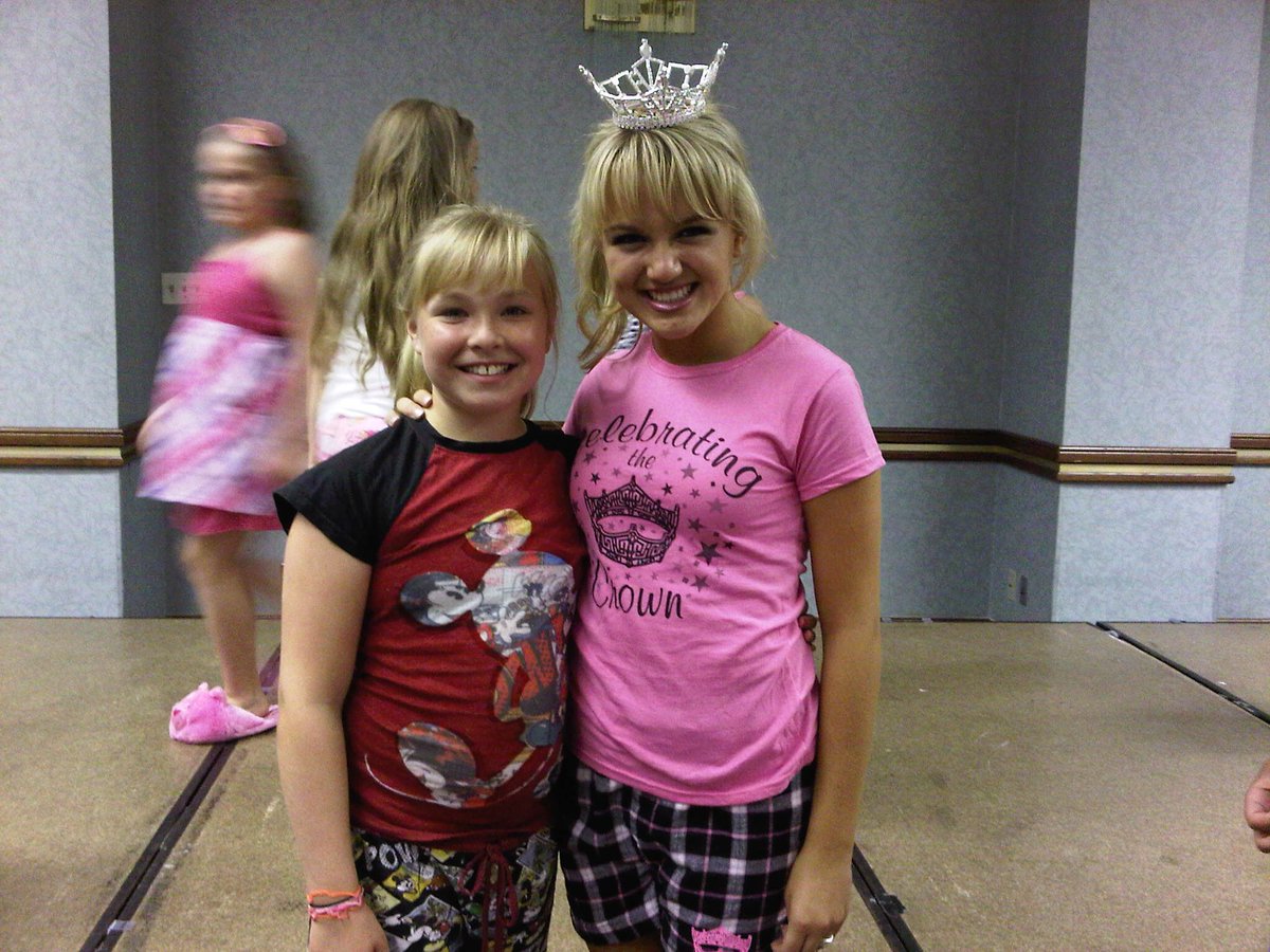 cori_keller1's tweet photo. Ok this is embarrassing but I know @MissAmerica!! No big deal... #MissAmerica @SavvyJanine https://t.co/kxfoDt1FxB
