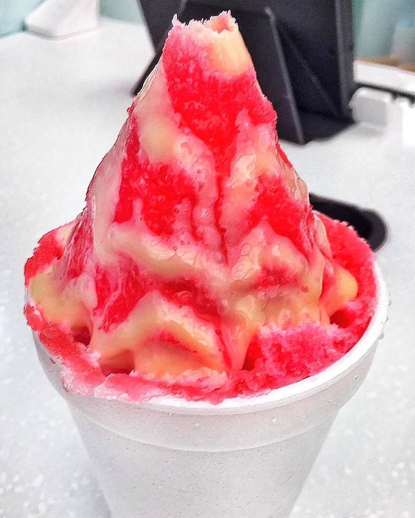 eatingnola's tweet photo. #NOLA Nightcap @SnoLAUptown have to go with my Fav #NectarCream #SnoBall with condensed mi⦠https://t.co/7HkO9KZpTt https://t.co/BZA4vZt7yN