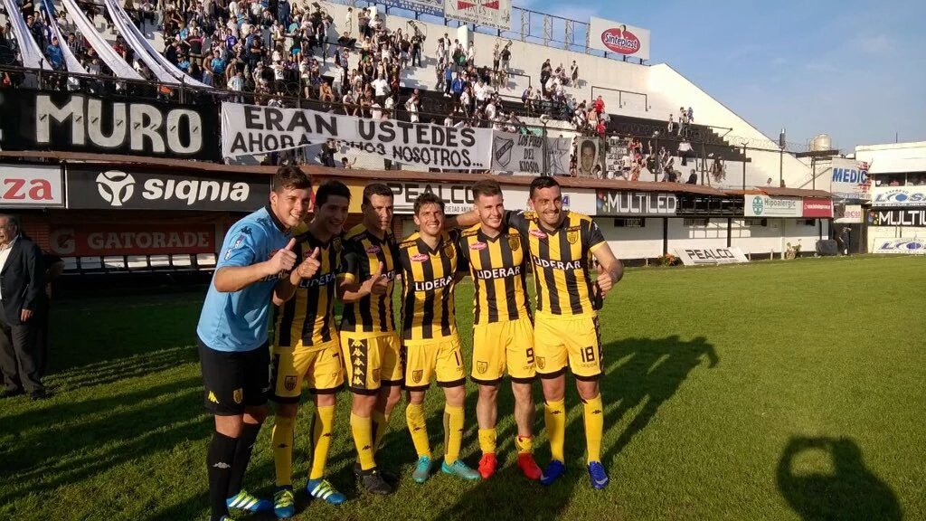 SantaTandil's tweet photo. Las mejores imagines que dejo la gran victoria del Aurinegro frente a All Boys #VamosSanta https://t.co/jhOVZwWTvS