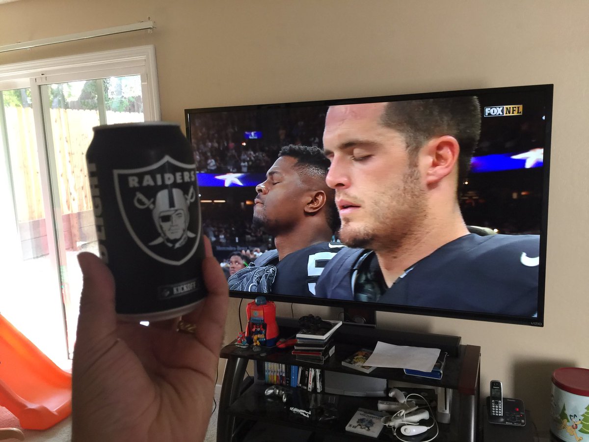 coachjoseq's tweet photo. This Bud's for you @RAIDERS! Great win today! #RaiderNation @derekcarrqb @52Mack_ https://t.co/GB7TvdaeVh