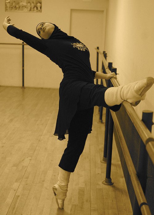 dsdlabutaca's tweet photo. Hiba Awad es una bailarina de Texas , EE.UU., quedemuestra lo versátil y única deuna mujer musulmana #dance #ballet https://t.co/kWK2K1BDbp